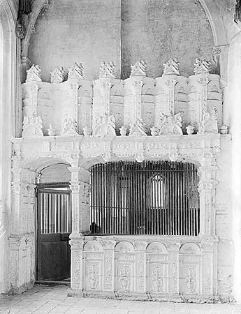 Church monuments are usually carved in stone, but the ornately decorated Bedingfeld tomb of circa 1525 is of terracotta. This material is obviously related to brick. 