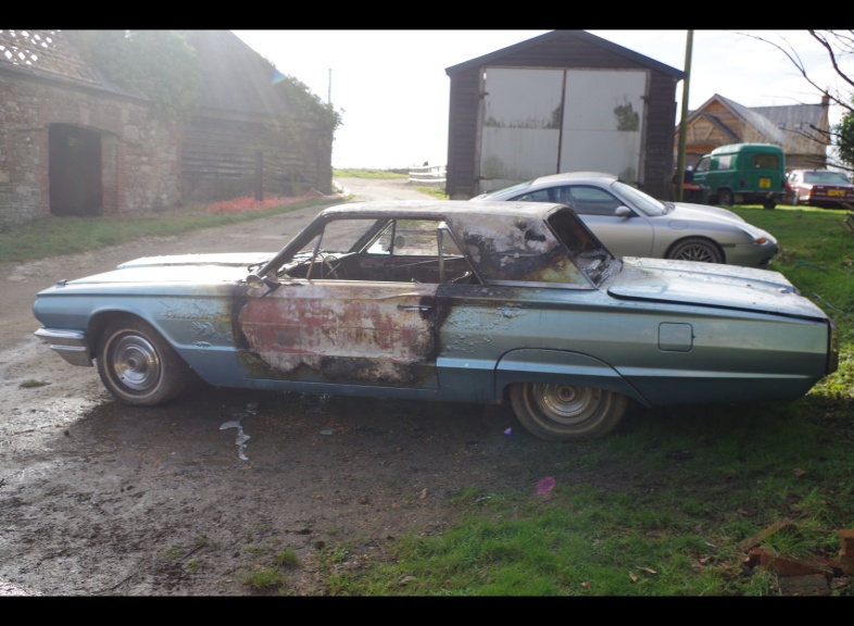 Ford Thunderbird 1964 destroyed by fire